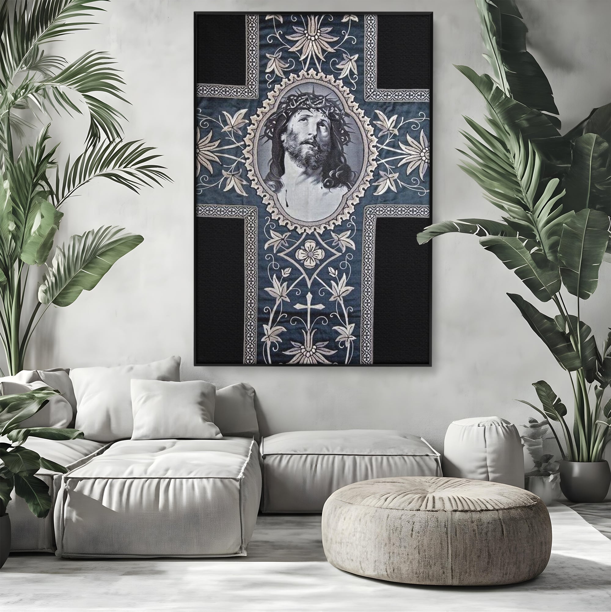 Tablou canvas cu tablou canvas cu chipul mantuitorului pe cruce, in rama de aluminiu negru, pe perete intr-un living